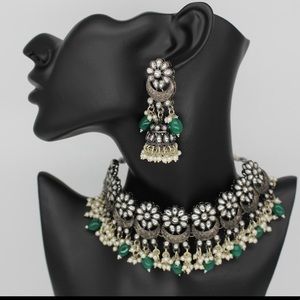 Silver oxidized choker with green beads and pearl drop earrings ❤️